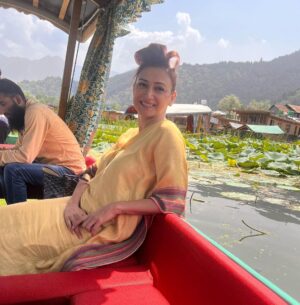 Gauri Pradhan Tejwani Instagram - My new look!!!😃

#kashmir #srinagar #dallake #shootlife  #shikara