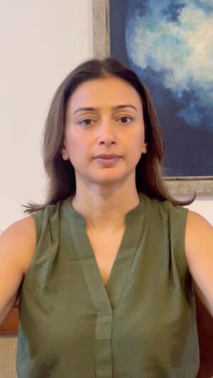 Gauri Pradhan Tejwani Instagram - INVERT TONGUE FOR CHISELED JAW LINE!
Don’t forget to stretch your neck post this exercise!!!

 #New batches starting from 2 nd August!

#OorjaByGauri #faveyoga #pranayam #meditation #antenatalyoga #mentalhealthcounseling #holistic health