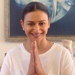 Gauri Pradhan Tejwani Instagram - THE TEMPLE TRIANGLE- Massaging these 3 points simultaneously helps in headache reduction,stuffy ears,tinnitus,toothache,mind relaxing and releasing muscle tension or stress. #OorjaByGauri #faceyoga #pranayam #meditation #mentalhealthcounceling #holistichealth