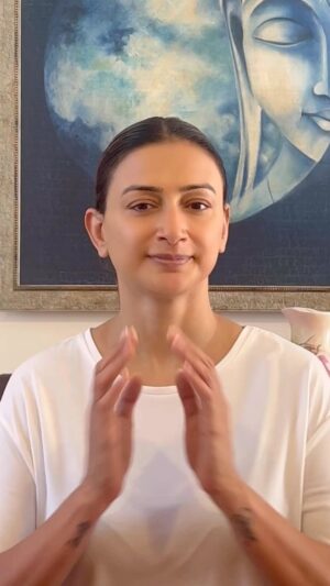 Gauri Pradhan Tejwani Instagram - SINUS POINT
Massaging thaws 3 points simultaneously helps in headache reduction,stuffy ears,tinnitus,toothaches,mind relaxing and releasing muscle tension or stress.
#OorjaByGauri #faceyoga #pranayam #meditation  #antnatalyoga #mentalhealthcounseling #holistichealth