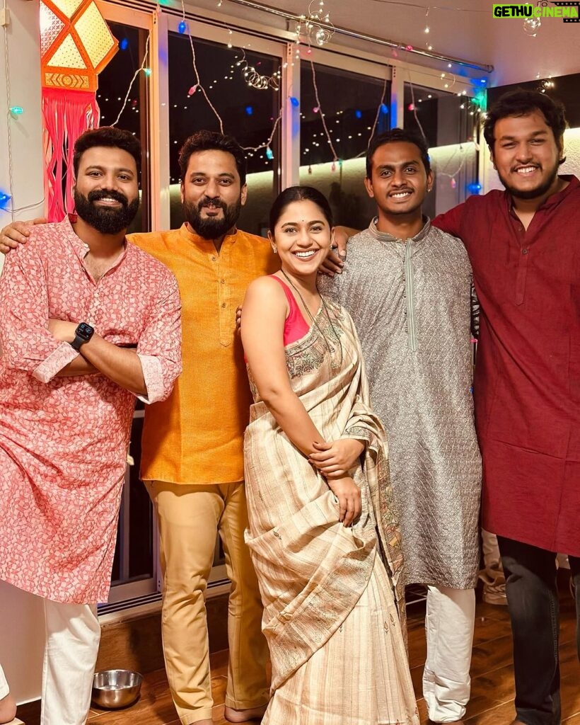 Gautami Deshpande Instagram - Family… @swapnilrao11 @swanandtendulkar @gautamideshpandeofficial @kaivalya.deshpande @nishantdeshpande11