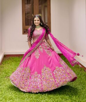 Gopika Anil Instagram - Swing like a Princess ! 👸 
. 
Thankyou sooo much my team for making me look like a princess, which every girl dreams of ♥️
Costume- @jazaashdesignstudio ♥️
Jewels- @pureallure.in ♥️
Mua- @nizanmakeovers ♥️
Pc- @mouseartcochin ♥️
 @picstory_josecharles 
.
#pinklehenga #wovenwithlove #chanderi #engagementday #pictureoftheday #jazaashdesignstudio #jazaashdesigns #pureallurebride #pureallure #nizanmakeover #mouseartcochin #picstory