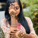 Gopika Anil Instagram - Pretty hands of gorgeous @gops_gopikaanil . . . . . . . . . #celebrity #actress #celebrityhenna #mehndi #simplemehendi #bridalmehndi #partyhenna #hennainspire #hennainspo #hennalove #picoftheday #bridalhenna #hennaartist #simplehenna #bridemaids #mehndi2023 #keralabride #artistsoninstagram #hennatatto #wedding #indianbride #worldhennaforall #mehndilove #bridalhennaartist #mehendidesign #mehandidesign #hennalookbook #trendymehndidesigns #newhenna #hennafun