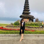 Gracy Goswami Instagram - Curious soul, Travelling is the goal 🤍🤷🏻‍♀️ #bali #baliindonesia #vacation #vacaymode #vacayvibes #vacaymodeon #ulundhanutemple #explore #travel #wanderlust #internationalvacation #surreal #instagramposts #style #fashion #outfitinspiration #sundayitis #sundays #happydays #vibe #grace #graceitwithgracy #500ksoon #curioussoul #loveyouguys #grattitude #patience #passion #hardwork Pura Ulun Danu, Danau Bratan Bedugul
