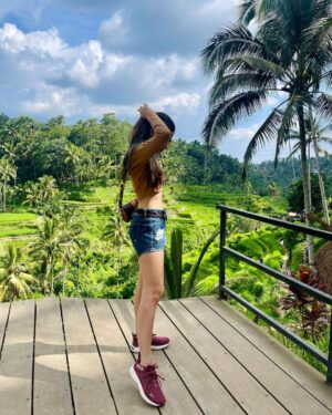 Gracy Goswami Instagram - Prolly the sun hittin on me! 🤷🏻‍♀️🌞
.
.
.
.
.
PS: swipe left to see me get annoyed with the 🌞