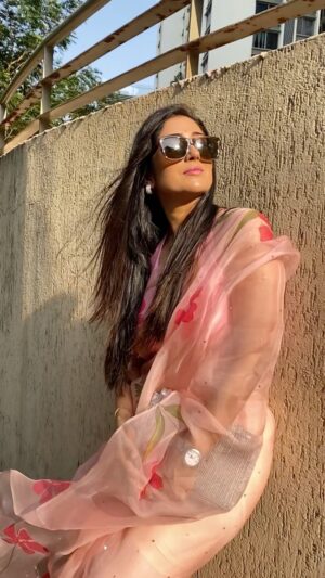 Gungun Uprari Instagram - The saree makes a girl look sexy, gorgeous yet graceful all at the same time 💕

Iam in love with this sari 
@thepeachsummer 🤗

 🎥  @photovideo_creator 
Makeup @shradha17_makeupartist 

#sareeinspiration #sareedraping #sareelove #sareelover #sareelove😍 #sareegram #redsaree #bluesaree #sareeindia #sareefashion #sari #actor #actorslife #trending #trendingreels #instagood #instagram #insta #gungunuprari #gucci #accessories #beautiful