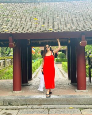 Gungun Uprari Instagram - “The world is a book and those who do not travel read only one page.” ❤️

@vandanalalwani777 
.
.
.
.
#vietnam #vietnamtravel #travel #travelphotography #freinds #happiness 🌸