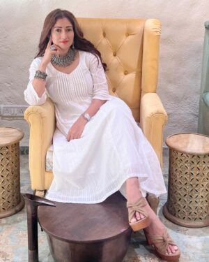 Gungun Uprari Instagram - White gives
me energy, and yet makes me
relaxed and beautiful 🤩 

Beautiful dress @truebrowns 
Jewellery @teejhindia 
.
.
Location @ten.mumbai ❤️
.
.
.
#pretty #beauty #trending #style #fashion