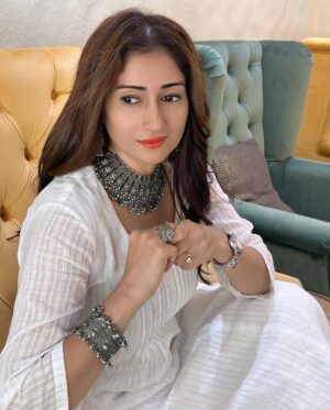 Gungun Uprari Instagram - White gives
me energy, and yet makes me
relaxed and beautiful 🤩 

Beautiful dress @truebrowns 
Jewellery @teejhindia 
.
.
Location @ten.mumbai ❤️
.
.
.
#pretty #beauty #trending #style #fashion