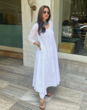 Gungun Uprari Instagram - White gives
me energy, and yet makes me
relaxed and beautiful 🤩 

Beautiful dress @truebrowns 
Jewellery @teejhindia 
.
.
Location @ten.mumbai ❤️
.
.
.
#pretty #beauty #trending #style #fashion