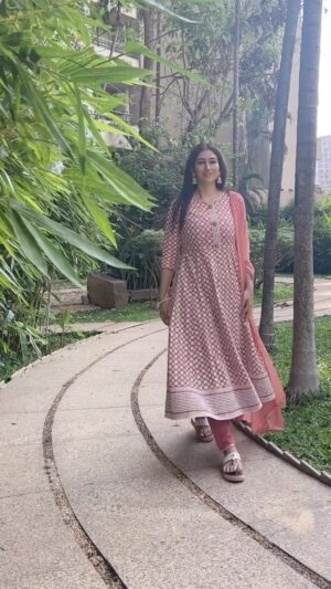 Gungun Uprari Instagram - वो आए घर में हमारे, खुदा की क़ुदरत हैं!
कभी हम उमको, कभी अपने घर को देखते हैं ❤️
.
.
Beautiful dress @berryliciousclothing 

Happy #sunday #weekend #weekendvibes #suits #traditionalwear