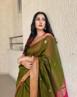 Gungun Uprari Instagram - साड़ी 
.
.
@varananesilksarees ❤️
