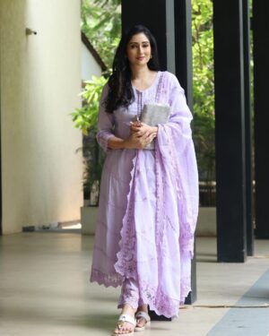 Gungun Uprari Instagram - “Simplicity is the ultimate sophistication.” 

Thanks @roze.india 
For such elegant style.. i@loved it ❤️