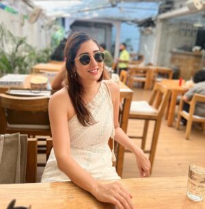 Gungun Uprari Instagram - “Keep smiling, because life is a beautiful thing and there’s so much to smile about.” ❤️

@tearsneyes 🤗

#happyweekend #happyhalloween #winters #daywellspent #lunchdate #dost #friday