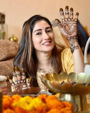 Gungun Uprari Instagram - Getting ready for 

Karwa Chauth❤️

“That night when wives become more interested in the moon than their husbands!”😂
.
Big thanks to @shruti_mehendi_artist 
For such a beautiful Mehndi art 🤗
