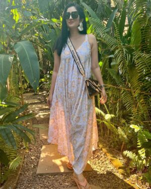 Gungun Uprari Instagram - “The future belongs to those who believe in the beauty of their dreams.” – Eleanor Roosevelt 

Holiday mode 💕
In Goa 

Beautiful jumpsuit @pashaindialabel 🌸

Earrings @avyana_handcraftedjewellery

#christmas #newyears #2022