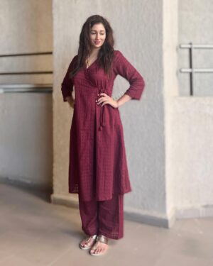 Gungun Uprari Instagram - “I get up every morning and it’s going to be a great day. You never know when it’s going to be over, so I refuse to have a bad day.” ❤️

.
.
.
.
.
Dress @truebrowns 🌸
.
.
.
#happyweekend #dresses #comfort #cotton #truebrown #saturday