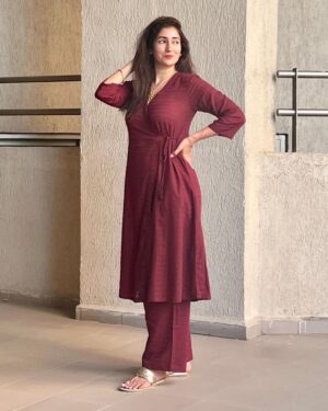 Gungun Uprari Instagram - “I get up every morning and it’s going to be a great day. You never know when it’s going to be over, so I refuse to have a bad day.” ❤️

.
.
.
.
.
Dress @truebrowns 🌸
.
.
.
#happyweekend #dresses #comfort #cotton #truebrown #saturday