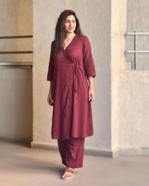 Gungun Uprari Instagram - “I get up every morning and it’s going to be a great day. You never know when it’s going to be over, so I refuse to have a bad day.” ❤️

.
.
.
.
.
Dress @truebrowns 🌸
.
.
.
#happyweekend #dresses #comfort #cotton #truebrown #saturday