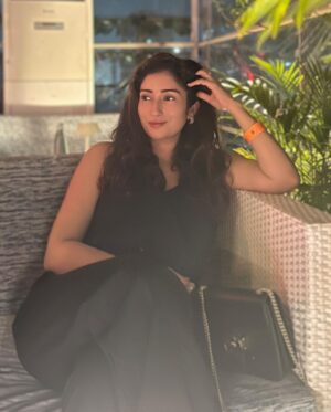 Gungun Uprari Instagram - Happy Birthday to our beautiful girl! Love Mom and Dad ❤️
@pariuprari 🤗
.
.
.
.
@roofberriesbandra 
Thanks for hosting it ❤️
@maverick.communication01