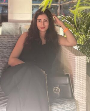 Gungun Uprari Instagram - Happy Birthday to our beautiful girl! Love Mom and Dad ❤️
@pariuprari 🤗
.
.
.
.
@roofberriesbandra 
Thanks for hosting it ❤️
@maverick.communication01