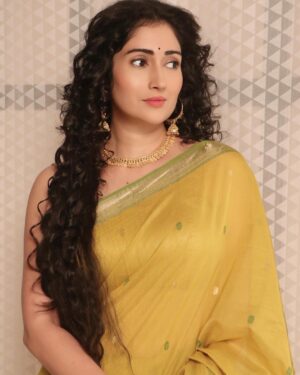 Gungun Uprari Instagram - “To fall in love with yourself is the first secret to happiness.” ❤️

Beautiful sari 
@varananesilksarees

#valentines #happyvanlentinesday #love #trust #happiness