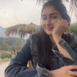 Gungun Uprari Instagram - कुछ इस तरह से शक्कर को बचा लिया करो, चाय जब पीओ हमें जहन में बैठा लिया करो 😝 Wah wah 👏 . . . . . Free evening during the shoot of . . . #rajjo . . . . #eve #evening #mountains #manali #shooting