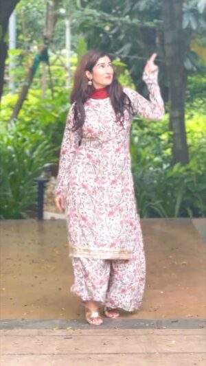 Gungun Uprari Instagram - My first attempt to make dance reel 🥹
Coz it’s too trending #jhumka 
.
.
Loving these beautiful & bright dresses from 

@janasyaclothing 🌸
.
.

🎥 efforts @vandanalalwani777 🤗

#festivewear #indian #jhumkas