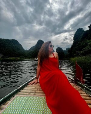 Gungun Uprari Instagram - “The world is a book and those who do not travel read only one page.” ❤️

@vandanalalwani777 
.
.
.
.
#vietnam #vietnamtravel #travel #travelphotography #freinds #happiness 🌸