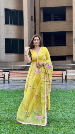 Gungun Uprari Instagram - “The art of life is to know how to enjoy a little and to endure very much.” 🌸
.
.
Beautiful dress from 

@aachho 

Loved them 💕

@dinky_nirh ❤️
.
.
#monday #newweek #dresses #summer #actor