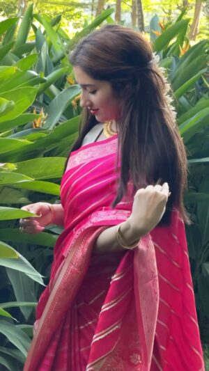 Gungun Uprari Instagram - तेरे हुस्न की क्या तारीफ़ करूँ 
तेरे हुस्न की 
तेरे हुस्न की क्या तारीफ़ करूँ 
कुछ कहते हुए भी डरता हूँ 
कहीं भूल से तू ना समझ बैठे 
की मैं तुझसे मोहब्बत करता हूँ ❤️
.

.
.
.
Sari @mysilklove 🌸
