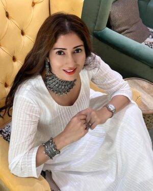 Gungun Uprari Instagram - White gives
me energy, and yet makes me
relaxed and beautiful 🤩 

Beautiful dress @truebrowns 
Jewellery @teejhindia 
.
.
Location @ten.mumbai ❤️
.
.
.
#pretty #beauty #trending #style #fashion