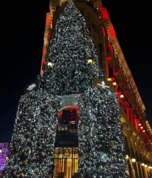 Gungun Uprari Instagram - @merry_christmasvibes 
#merrychristmas 
#lisbon #porto #portugal #happyholidays ❤️