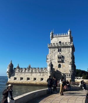 Gungun Uprari Instagram - @merry_christmasvibes 
#merrychristmas 
#lisbon #porto #portugal #happyholidays ❤️