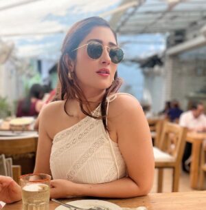 Gungun Uprari Instagram - “Keep smiling, because life is a beautiful thing and there’s so much to smile about.” ❤️

@tearsneyes 🤗

#happyweekend #happyhalloween #winters #daywellspent #lunchdate #dost #friday