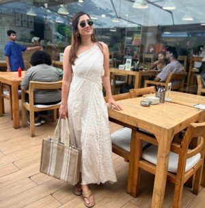 Gungun Uprari Instagram - “Keep smiling, because life is a beautiful thing and there’s so much to smile about.” ❤️

@tearsneyes 🤗

#happyweekend #happyhalloween #winters #daywellspent #lunchdate #dost #friday