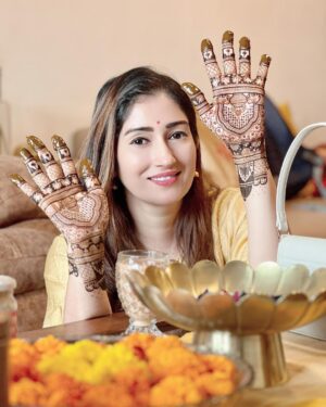 Gungun Uprari Instagram - Getting ready for 

Karwa Chauth❤️

“That night when wives become more interested in the moon than their husbands!”😂
.
Big thanks to @shruti_mehendi_artist 
For such a beautiful Mehndi art 🤗