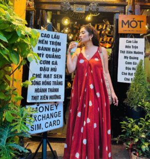 Gungun Uprari Instagram - This evening is as brief as the twinkling of an eye yet such twinklings is what eternity is made of 🤩

Beautiful evening @oldtownhanoi #vietnam 

@mothoian lotus tea 🪷 ☕️ 

Very comfortable & beautiful dress 
@kharakapas 🌸
.
.
.
#evening #lights #lake #lanterns #calm #beautiful #bright .