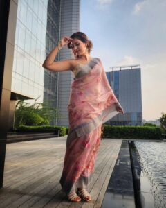 Hamsa Nandini Instagram - Hello December! 👻 Here's to the last 31 days of ☆celebrating how far we have come. ☆reflecting on all we have learned this year. ☆knowing we are not alone if we are grieving or hurting in this season. ☆remembering that even though there are 100 things to do,we are not wrong for needing time to rest. ☆being greatful for things both great and small. ☆believing that some of the best gifts we can give are time, empathy and love. . #birthdayweek #🥳 #swanstories . Hair: @curls_and_curves555