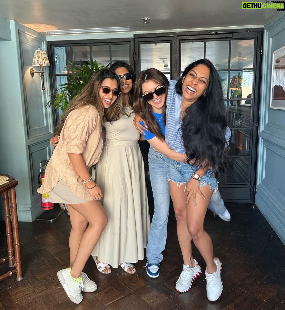 Hansika Motwani Instagram - Happy girls are the prettiest 🥰🧿❤️