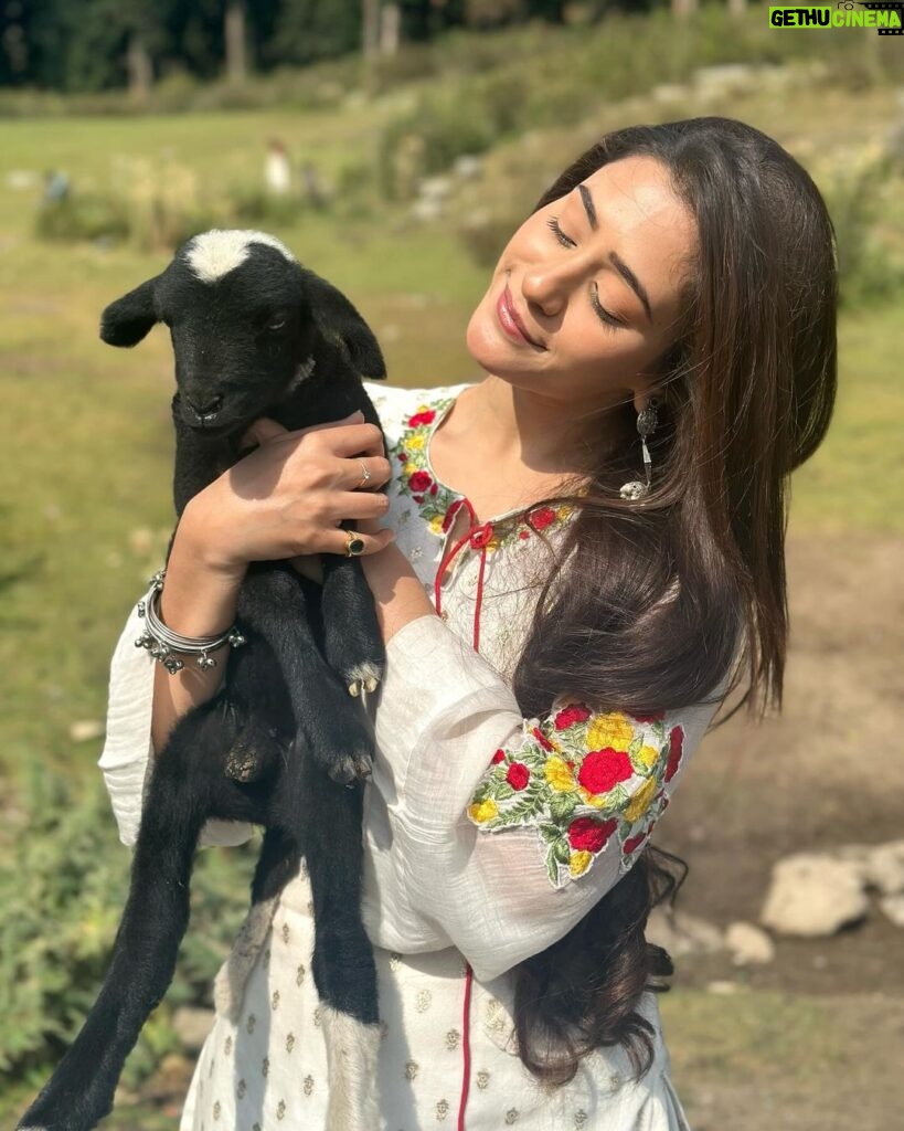 Hiba Nawab Instagram - Jhanak with her cute little friend ♥️ Starting tonight at 10:30pm Monday to Sunday @starplus #Jhanak