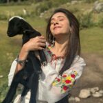 Hiba Nawab Instagram - Jhanak with her cute little friend ♥️ Starting tonight at 10:30pm Monday to Sunday @starplus #Jhanak