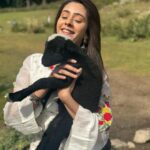 Hiba Nawab Instagram - Jhanak with her cute little friend ♥️ Starting tonight at 10:30pm Monday to Sunday @starplus #Jhanak