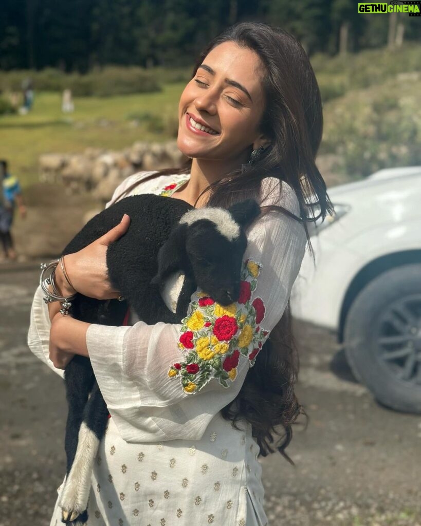 Hiba Nawab Instagram - Jhanak with her cute little friend ♥️ Starting tonight at 10:30pm Monday to Sunday @starplus #Jhanak