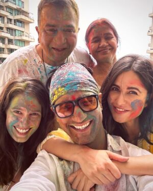 Isabelle Kaif Instagram - Happy Holi 💚💛❤️💜💙
