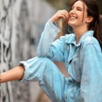 Isabelle Kaif Instagram – 🤗Welcome to Smiley World 🤗 

📸 @popmercy 👖@priyaaa24……..@bhatiapankti_ 
💄 @nidhiagarwalmua 
Cute Jeans by @mashbymalvikashroff Cute jeans