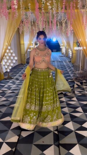Isha Sharma Instagram - Lehnga pehna ho aur twirl na ho🫢
•
•
•
Wearing beautiful outfit from @seobridalstudio_official .
Jewellery @manimuktaajewels .