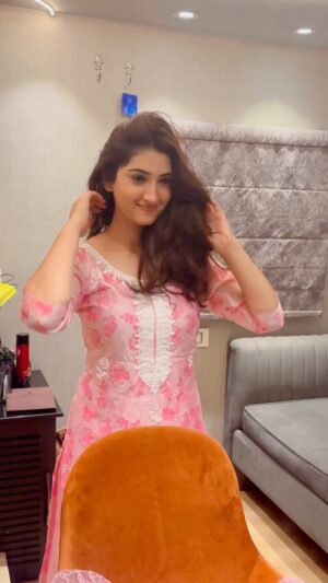 Isha Sharma Instagram - When you are  done with the makeup and your shot is postponed for tomorrow ..
Making the worth of my makeup with a reel.
💄 @karanmakeovers_ 
👱‍♀️ @souravrajput659