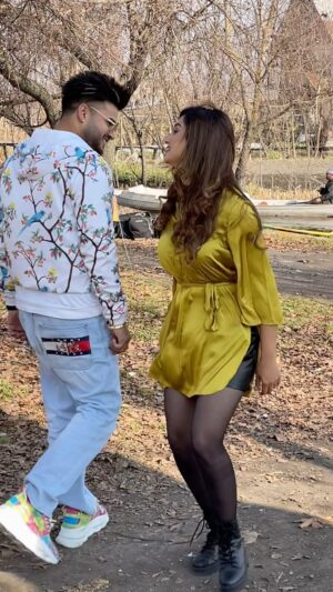 Isha Sharma Instagram - Trending on reels Vich Pardesan de 
@maniladlaofficial 

Original by NFAK saab @theofficialnusrat 
@maniladlaofficial 
female @isha_sharma7 
@varun_vbarot 
@nikhilniks41