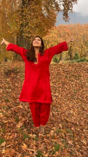 Isha Sharma Instagram - This song is completely going with my vibe.
Kashmir is treating us so well.❤️
Completely enjoying my shooting.
And this song favourite since childhood kis kis ne iss song pe school mein perform kiya hai….
•
•
•
Beautiful outfit by @tul_palav ❤️